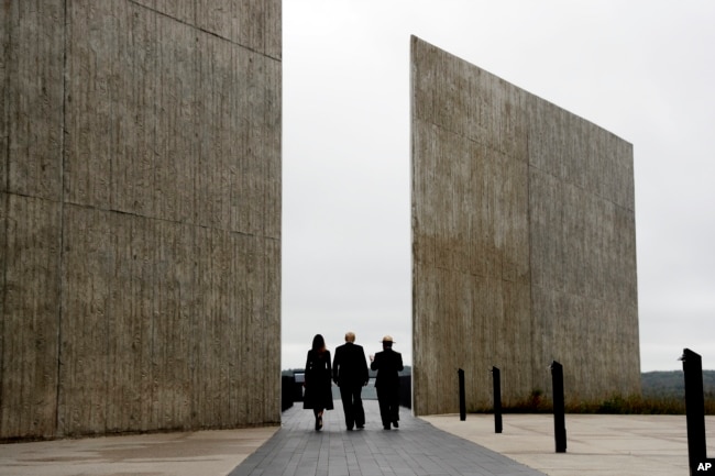 Archivo - En esta foto del 11 de septiembre, de 2018, se ve al presidente Donald Trump y la primera dama, Melania Trump, en el monumento a las víctimas del vuelo 93 de Untied en Shanksville, Pennsylvania.