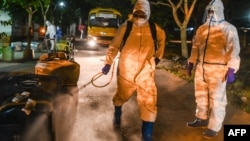 Quarantine စင်တာတခုမှာ ပိုးသတ်ဆေးဖျန်းနေကြတဲ့ စေတနာ့ဝန်ထမ်းများ။ (မေ ၀၈၊ ၂၀၂၀)