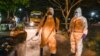 ရန်ကုန်မြို့ရှိ လမ်းတခုတွင် ဝတ်စုံပြည့်ဝတ်ပြီး ပိုးသတ်ဆေးဖျန်းနေကြတဲ့ စေတနာ့ဝန်ထမ်းများ (မေ ၀၈၊ ၂၀၂၀)