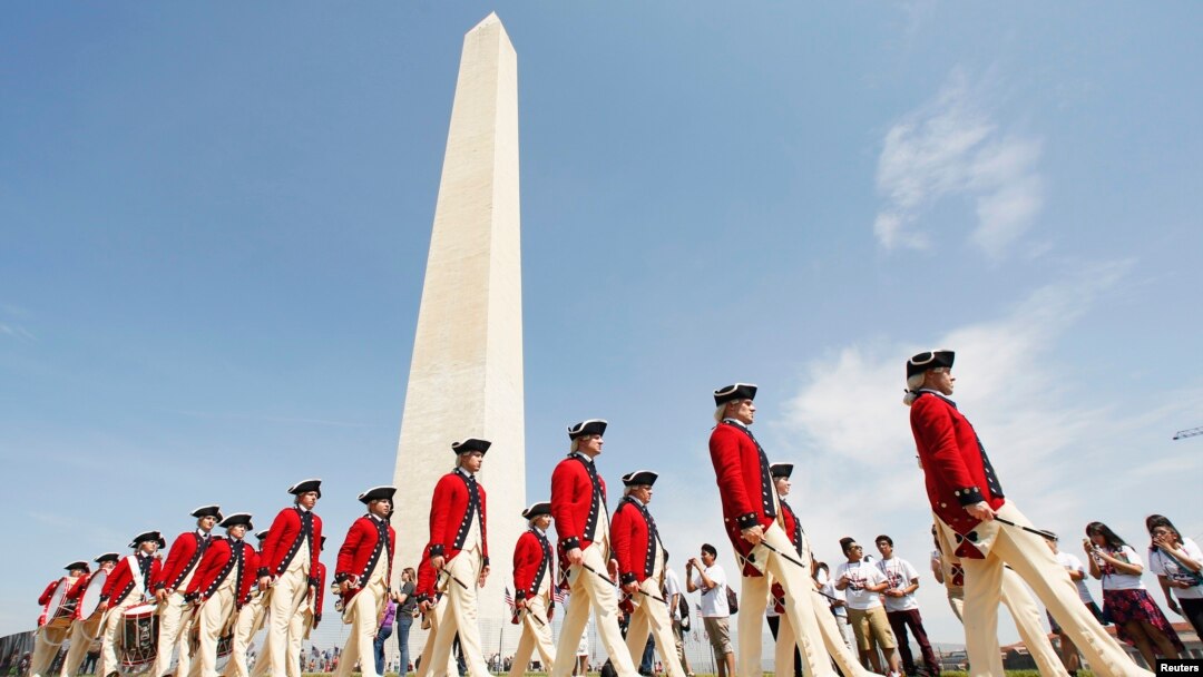 Ban quân nhạc Fife and Drum Corps biểu diễn trong buổi lễ mở cửa lại Đài Tưởng niệm Washington tại thủ đô Hoa Kỳ, 12/5/14.
