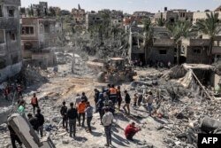 ASebuah ekskavator membersihkan puing-puing di kamp pengungsi Rafah di Jalur Gaza selatan pada 20 Maret 2024. (Foto: AFP)