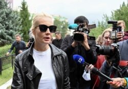 Yulia Navalnaya, la esposa de Navalny, habla a la prensa en el exterior del hospital donde el opositor se encuentra ingresado en la ciuda de Omsk, en Siberia, el 21 de agosto de 2020.