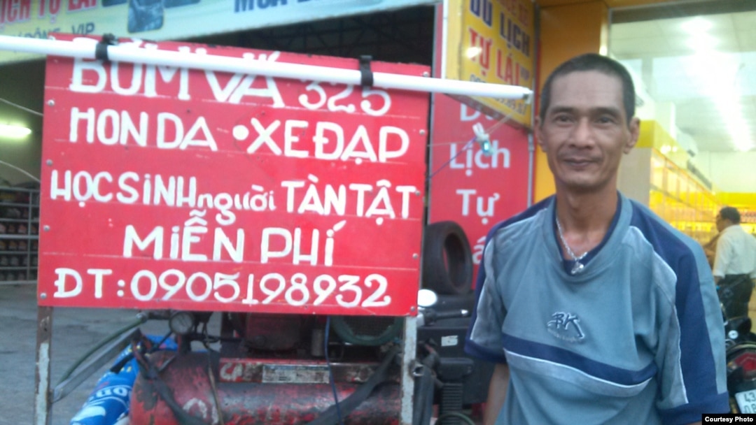 Điểm sửa xe của anh Trần Viết Hùng, miễn phí cho các khách hàng là học sinh và người tàn tật.