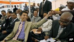 Transitional government leader Andry Rajoelina, foreground left, gestures, at a rally, in Antananarivo, Madagascar, Mar 2009 (file photo)