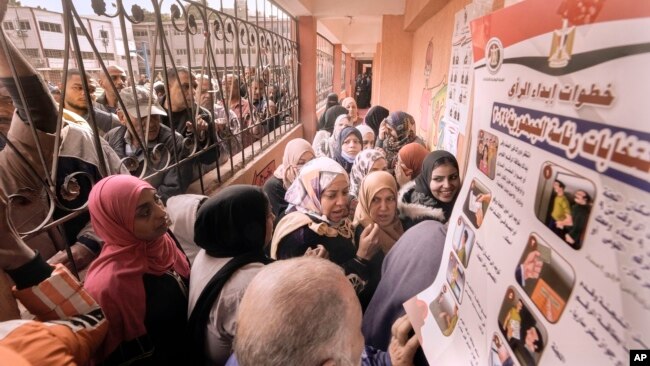 Mısır'da oy verme merkezinin önünde bekleyen insanlar - 10 Aralık 2023