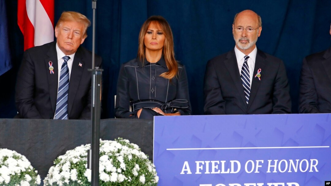 Predsednik Donald Tramp, prva dama Melanija Tramp i guverner Pensilvanije Tom Vuld na komemoraciji u Šenksvilu u Pensilvaniji.