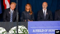 美国总统特朗普和第一夫人梅拉尼亚与宾夕法尼亚州州长汤姆·沃尔夫在尚克斯维尔参加悼念911恐怖袭击中遇难的93号航班40名乘客与机组人员的纪念活动。（2018年9月11日）