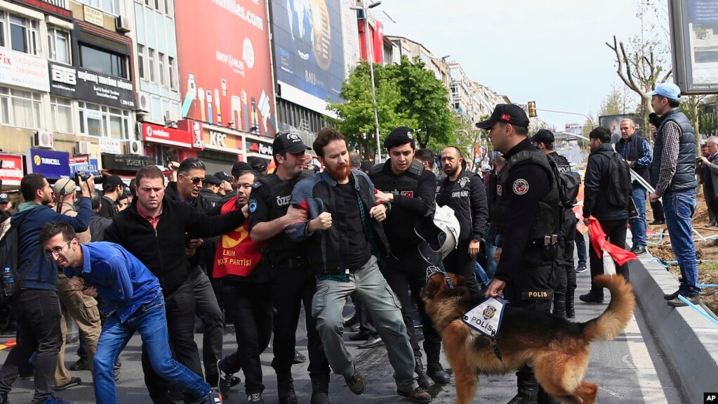 Cảnh sát bắt giữ người biểu tình ngày Quốc tế Lao động ở thủ đô Istanbul, Thổ Nhĩ Kỳ, ngày 1/5/2017.