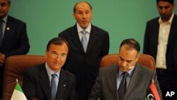 ລັດຖະມົນຕີຕ່າງປະເທດອິຕາລີ ທ່ານ Franco Frattini (ຊ້າຍ) ເຊັນສັນຍາບັນທຶກແຫ່ງຄວາມເຂົ້າໃຈກັນ ກັບ ທ່ານ Ali al-Essawi ຫົວໜ້າກິດຈະການຕ່າງປະເທດແຫ່ງສະພາຂ້າມຜ່ານແຫ່ງຊາດຝ່າຍ
ກະບົດລີເບຍ ທີ່ເມືອງ Benghazi ຂອງລີເບຍ