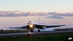 Russia's strategic bomber Tu-160 or White Swan, the largest supersonic bomber in the world, lands at Engels Air Base near Saratov, about 700 kilometers southeast of Moscow, Aug. 7, 2008. 