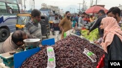 Warga Muslim berbelanja kudapan buka puasa di Srinagar, Kashmir-India. 