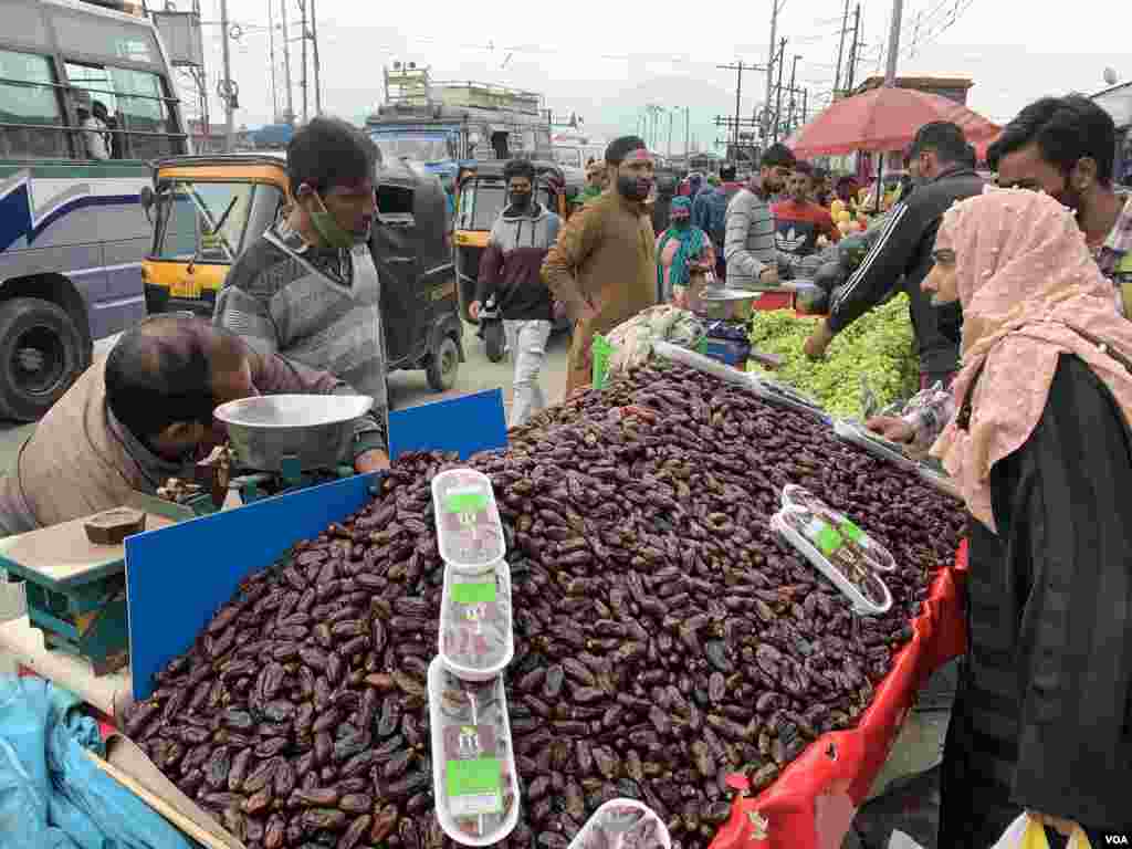 بھارتی کشمیر میں ہر طرف رمضان کی رونقیں نظر آرہی ہیں اور شہری افطار کے لیے سامان خرید رہے ہیں۔