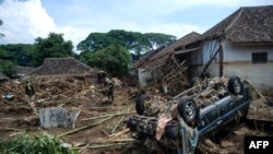 Tim penyelamat mencari korban yang hilang di tepi Sungai Cimanuk di Kabupaten Garut, Jawa Barat pada tanggal 22 September 2016, sehari setelah terjadinya serangkaian tanah longsor dan banjir bandang di beberapa daerah. (foto: AFP Photo/Timur Matahari)