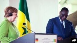 Shanseliye w'Ubudagi Angela Merkel (ibubamfu) na perezida wa Senegal Macky Sall, baha ikiganiro abamenyeshamakuru i Dakar, Senegal, itariki 29/08/2018. 