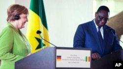 German Chancellor Angela Merkel (L) and Senegal's president Macky Sall (R) during a joint press conference at the Presidential palace in Dakar, Senegal, Aug. 29, 2018. 