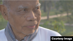 រូបថត​លោក វណ្ណ មូលីវណ្ណ នៅក្នុងខ្សែភាពយន្ត​ឯកសារ «‍The Man Who Built Cambodia» ឬ​ប្រែ​ជាភាសា​ខ្មែរ​ថា «‍បុរស​ដែល​កសាង​កម្ពុជា»។ (រូបថតដោយ Christopher Rompré និង Haig Balian)