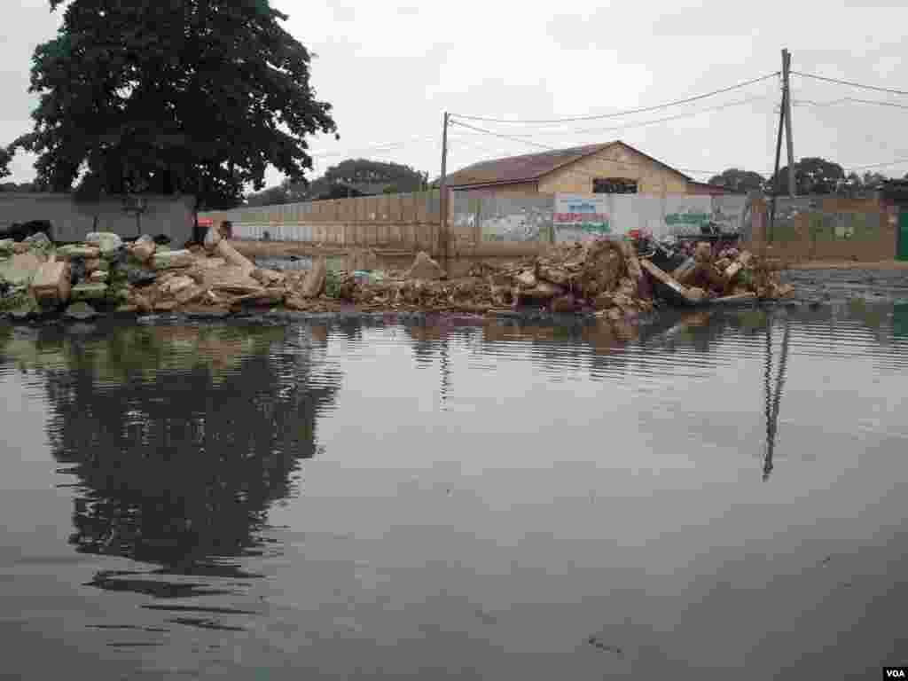 Angola, Luanda. O que parece uma lagoa é um acumular de águas paradas da chuva. A falta de drenagem de esgotos faz com que muitos bairros da capital fiquem completamente alagados. 25 de Abril de 2014