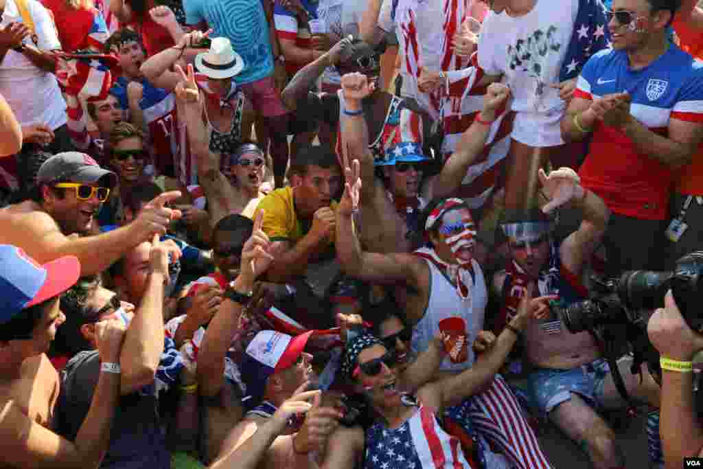 U.S. soccer fans celebrate making it to the Knockoff Round at a viewing party in Rio, Brazil, June 26, 2014. (Brian Allen/VOA)