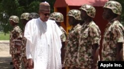 Le president Muhammadu Buhari passant les troupes en revue à Maiduguri, Nigeria, 1er octobre 2017.