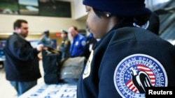 Nhân viên Cục An ninh Giao thông vận tải (TSA) kiểm tra túi xách của hành khách tại New Jersey.