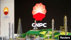 资料照：中国知名国企中石油2015年6月2日在巴黎举行的第26届世界天然气大会上的标识。