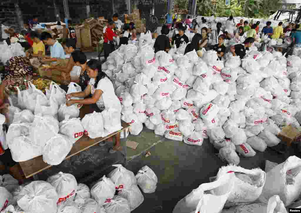 Volunteers pack relief goods inside a Department of Social Welfare and Development warehouse in Manila before shipping out to devastated provinces hit by Typhoon Haiyan, Nov. 8, 2013. 