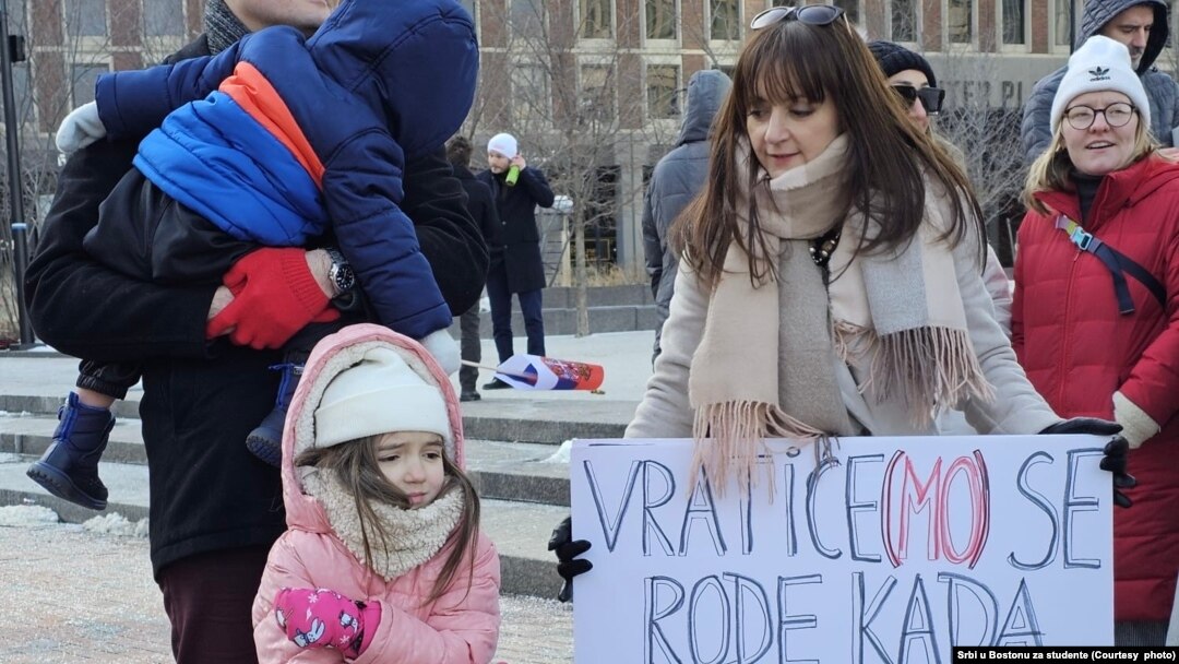 Jovana Milosavljević Ardeljan na protestu sa porodicom