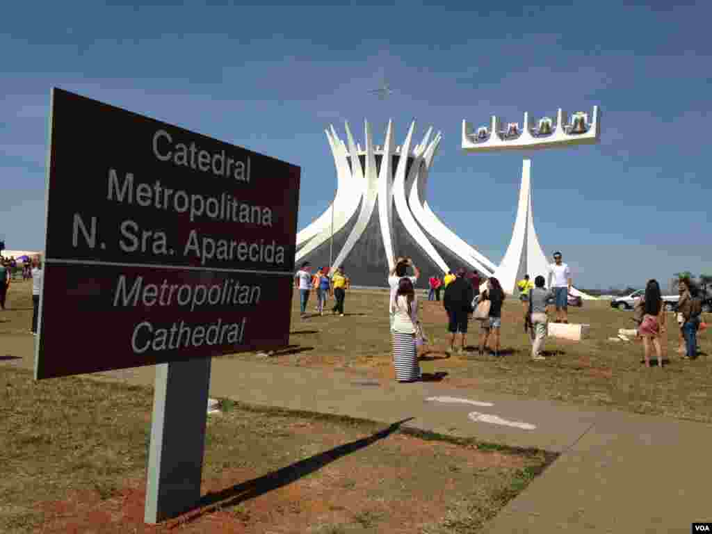 The Metropolitan Cathedral in Brasilia, Brazil, June 20, 2014. (Nicolas Pinault/VOA)