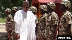 Le president Muhammadu Buhari passe les troupes en revue à Maiduguri, Nigeria, 1er octobre 2017.