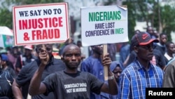 Des partisans du Peoples Democratic Party (PDP) manifestent devant le siège de la commission électorale, mécontents des résultats de l'élection du 25 février à Abuja, au Nigeria, le 6 mars 2023.