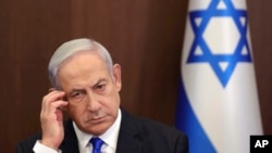 Perdana Menteri Israel Benjamin Netanyahu menghadiri rapat kabinet mingguan di kantornya di Yerusalem, pada 25 Juni 2023. (Foto: Abir Sultan/Pool Foto via AP)