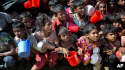 Anak-anak pengungsi Muslim Rohingya Muslim antri pembagian makanan di kamp Ukhiya, Bangladesh. Anak-anak, yang jumlahnya mencapai 55 persen dari populasi Rohingya, sangat rentan sangat rentan terhadap ancaman musim dingin. (Foto: dok)