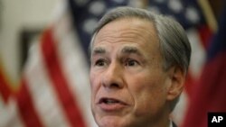 El gobernador de Texas Greg Abbott habla fuerte contra la inmigración en una conferencia de prensa el 8 de junio del 2008 en Austin, Texas. No hablamos de Donald Trump en el 2016. Es Abbott en el 2021.