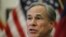 El gobernador de Texas Greg Abbott habla fuerte contra la inmigración en una conferencia de prensa el 8 de junio del 2008 en Austin, Texas. No hablamos de Donald Trump en el 2016. Es Abbott en el 2021.