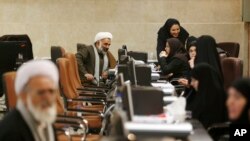چند روحانی در حال ثبت نام برای شرکت در انتخابات در پیش رو در ایران