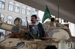 Seorang kombatan Houthi mengendarai tank sambil menjaga jalan menuju kediaman mantan presiden Yaman, Ali Abdullah Saleh, yang dibunuh oleh pemberontak Shiah, 4 Desember 2017. (Foto: AP)