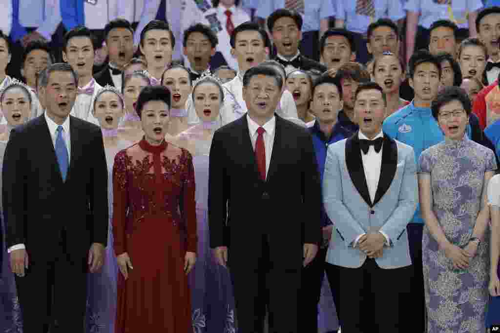 آواز خواندن شی جین پینگ، رئیس جمهوری چین در بیستمین سالگرد بازگشت هنگ کنگ به چین