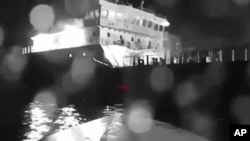 Hình ảnh trích từ video được cung cấp vào ngày 5 tháng 8 năm 2023 cho thấy một thiết bị drone biển chở theo chất nổ đang tiếp cận một tàu chở dầu của Nga trên Biển Đen.
