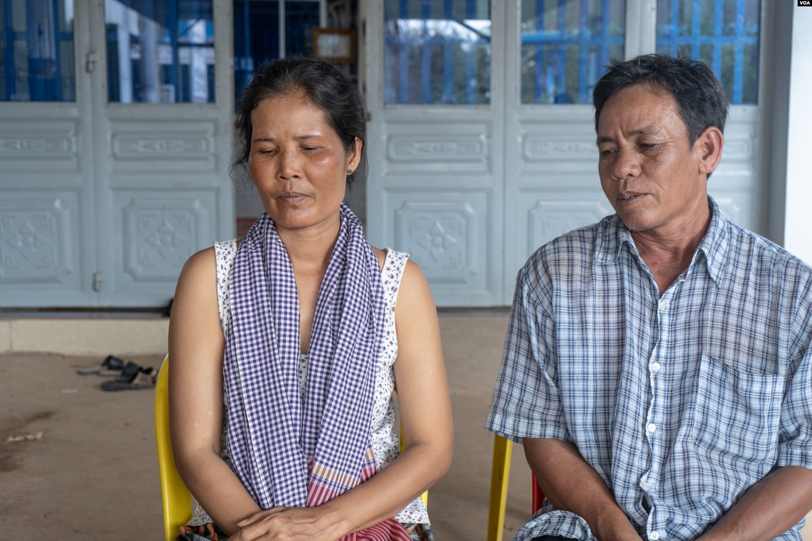 អ្នកស្រី ផាត ពៅ ម្តាយរបស់ ឌុំ រីដា និងលោក ឌុំ វុធ ជាឪពុក ផ្តល់ការសម្ភាសដល់វីអូអេនៅមុខផ្ទះរបស់ពួកគេ នៅស្រុកខ្សាច់កណ្តាល ខេត្តកណ្តាល នៅថ្ងៃទី០២ ខែមេសា ឆ្នាំ២០១៩។ (ខាន់ សុគុំមនោ/VOA)