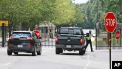 25일 총격 사건이 발생한 미국 버지니아주 포트 리 육군기지에서 출입 차량을 검사하고 있다. 