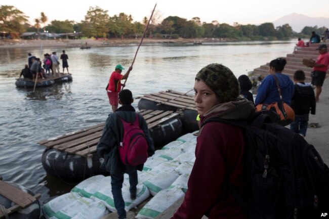 En la nueva caravana de migrantes hondureños avanzan mujeres y niños.