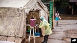 Tenda penyaringan Ebola di rumah sakit di Kenema, Sierra Leone. (AP/Michael Duff)