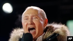 លោក​ប្រធានាធិបតី​រុស្ស៊ី Vladimir Putin ថ្លែង​ទៅ​កាន់​អ្នក​គាំទ្រ​នៅ​ក្នុង​ការ​ប្រមូល​ផ្តុំ​មួយ​នៅ​ក្បែរ​វិមាន​ក្រឹមឡាំង ក្នុង​ក្រុង​មូស្គូ កាលពី​ថ្ងៃទី១៨ ខែមីនា ឆ្នាំ២០១៨។
