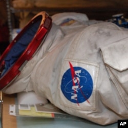 All suits which have returned from space, more than 200 of them, belong to the Smithsonian Institution’s Air and Space Museum.