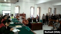 Suasana sidang kasus persekusi di PN Bantul, DI Yogyakarta, 6 Maret 2018. (Foto: VOA/Nurhadi)