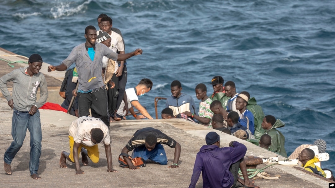 Migranti nakon dolaska u luku u La Restingi na kanarskom ostrvu El Hierro, Španija, 19. avgusta 2024.