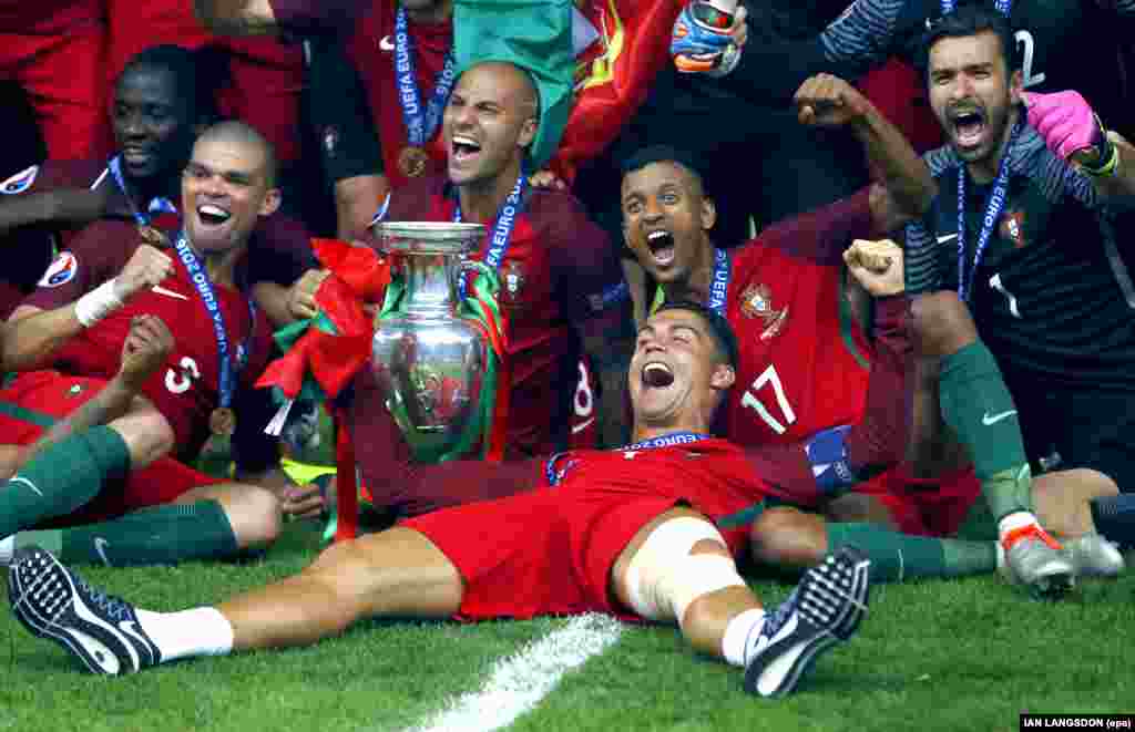 A festa da selecção portuguesa no Estádio de França em Saint-Denis. Portugal ganhou por 1-0 à França. Em destaque na foto da esquerda para a direita Eder,&nbsp;Pepe, Quaresma, Ronaldo,&nbsp;Nani, Patricio ​UEFA EURO 2016