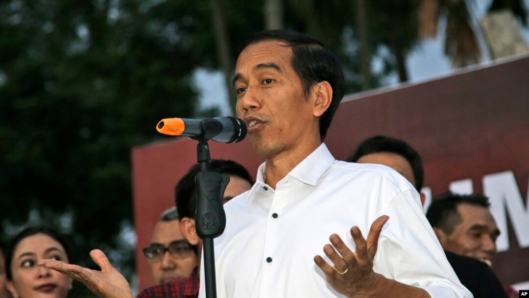 Jokowi ingin mengalokasikan lebih banyak uang untuk pengeluaran sosial dan pendidikan, yang belum ada dalam anggaran 2015.