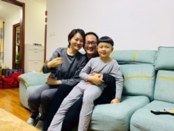 2020年4月27日，中国人权律师王全璋从山东济南返回北京家中与妻子李文足和7岁儿子泉泉团圆。这是他近五年中首次与妻儿亲近相依。（图片由王峭岭拍摄提供）