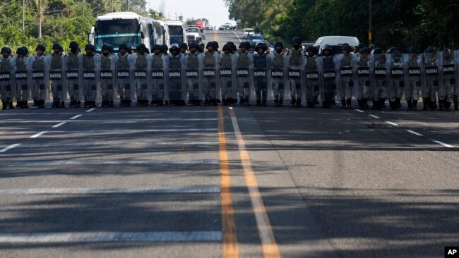 Las autoridades mexicanas impusieron una barrera literal con la que desbarataron la caravana de migrantes centroamericanos. Utilizaron gases lacrimógenos contra el grupo en el que habían varios menores de edad.